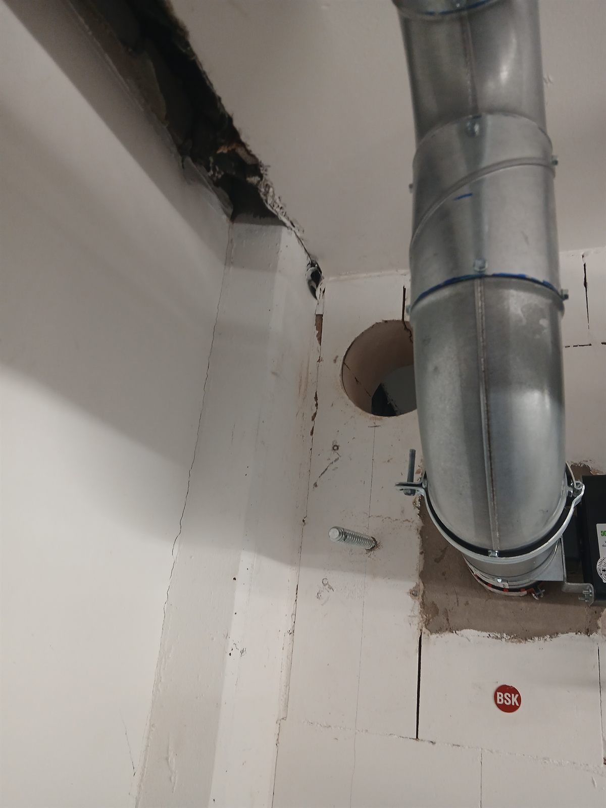 Präzise Kernbohrung für eine Lüftungsdurchführung im Technikraum – sauberer Durchbruch neben Brandschutzklappe