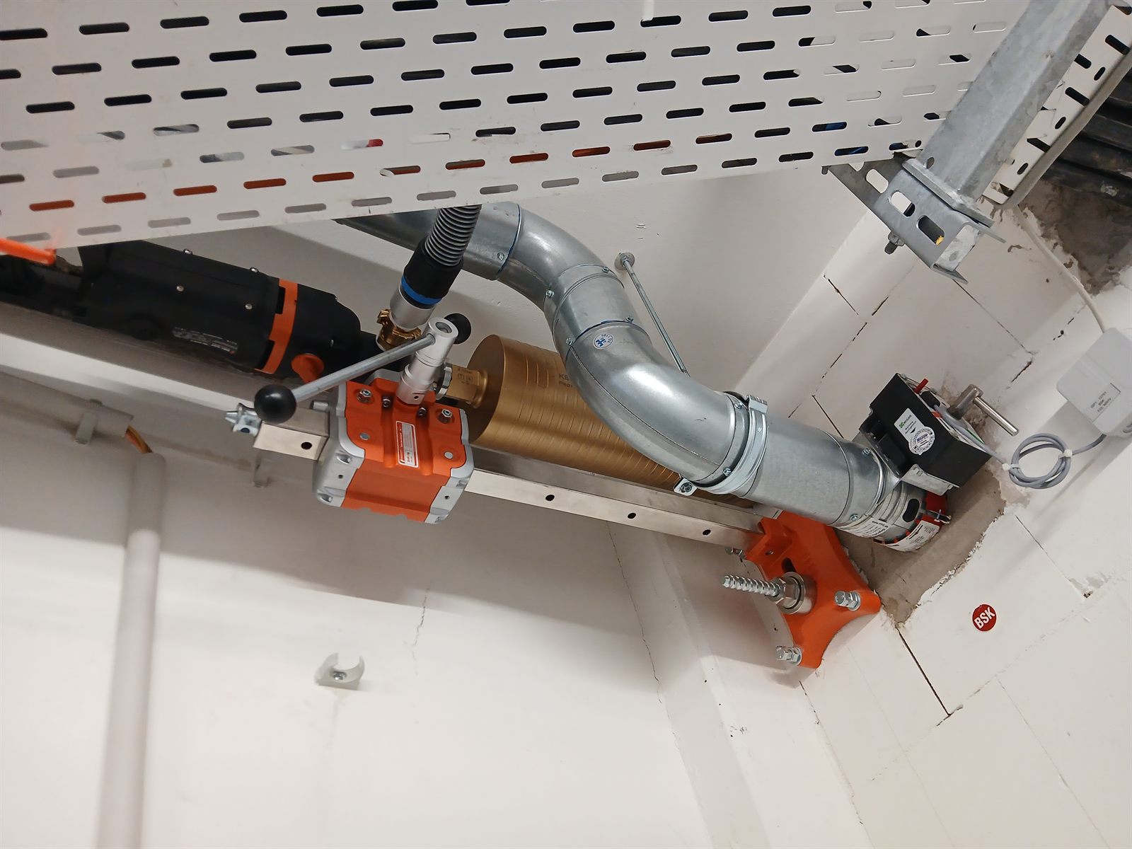 Trockenbohr-Setup mit HEPA-Absaugung an beengter Deckenstelle – staubfreie Kernbohrung